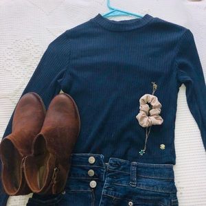 A long sleeve blue cropped top